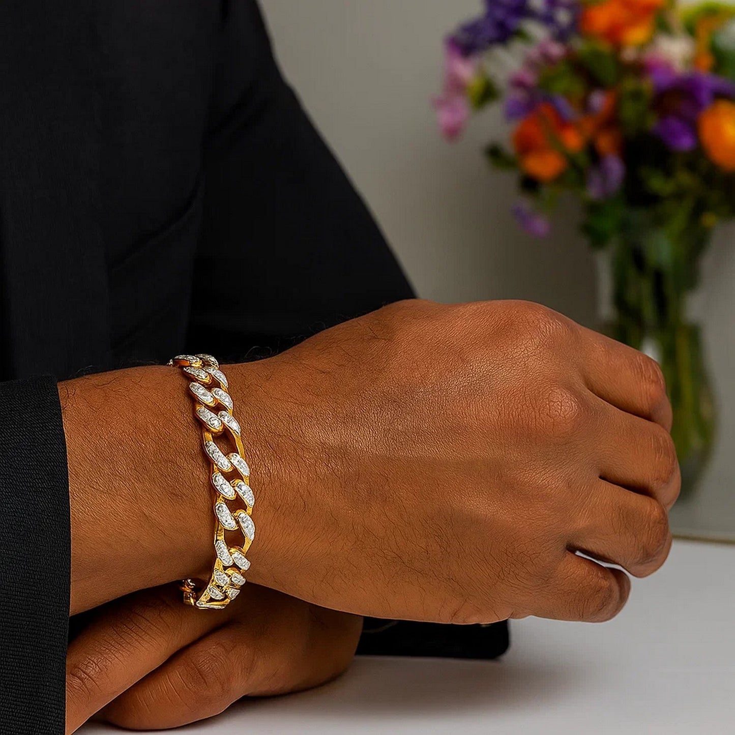 14k Yellow Gold White Pave High Polish Modern Lite Figaro Bracelet (9.50 mm)